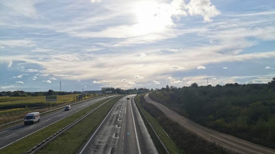 Droga szybkiego ruchu, pusta, prowadząca jakby w stronę zachodzącego słońca.